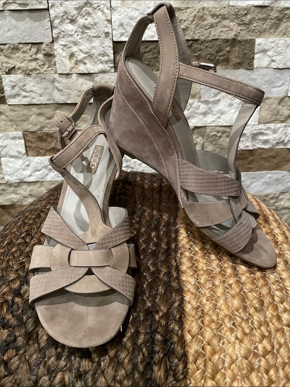 ECCO Rivas Taupe Wedge Sandals with T-Strap Sz 39 (US 8-81/2)